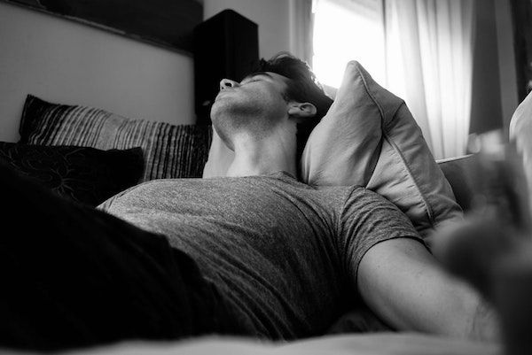 ganar masa muscular-hombre durmiendo