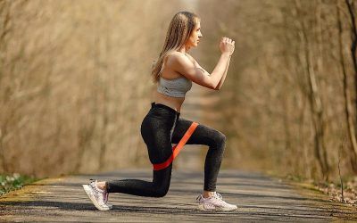 15 Ejercicios con Bandas Elásticas para entrenar en casa + Plan de entrenamiento