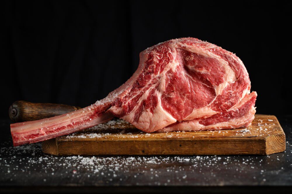 alimentos-con-mas-proteinas-filete-carne-fresca-tomahawk-sobre-tabla-madera-vieja-fondo-oscuro-cerca