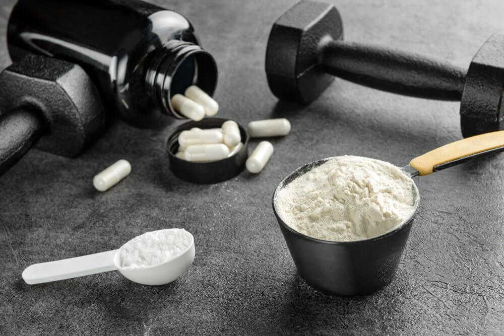 como-tomar-creatina-cucharas-medidoras-primer-plano-proteinas-aminoacidos-concepto-nutricion-deportiva (1)