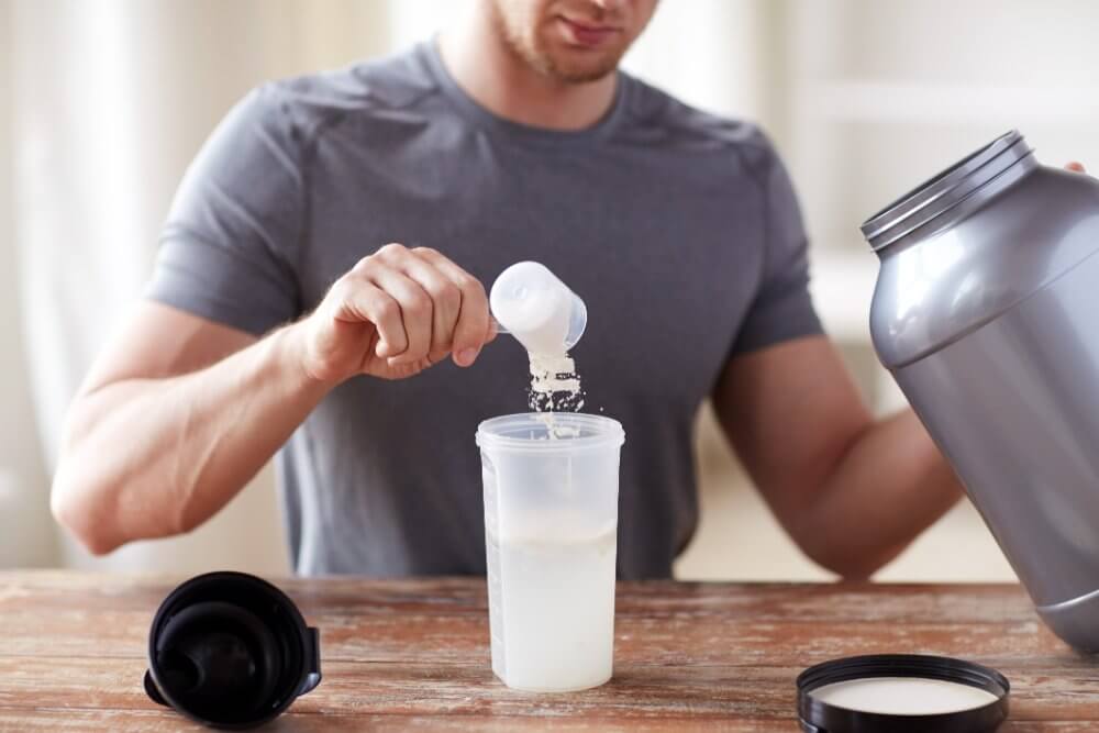 como-tomar-creatina-deporte-fitness-estilo-vida-saludable-concepto-personas-cierre-hombre-frasco-botella-preparando-batido-proteinas (1) como-tomar-creatina-deporte-fitness-estilo-vida-saludable-concepto-personas-cierre-hombre-frasco-botella-preparando-batido-proteinas (1)