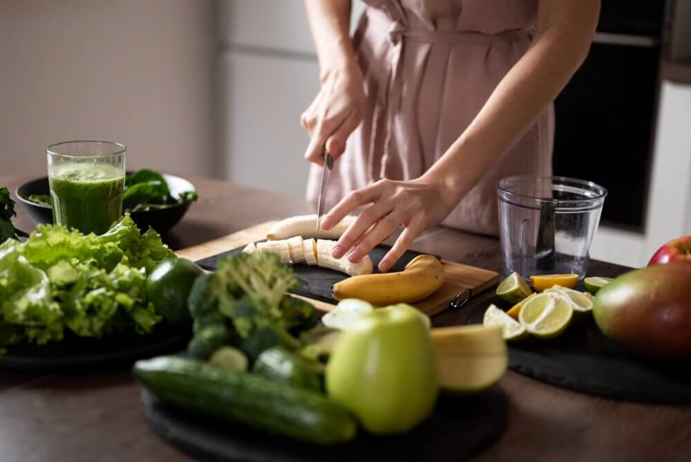 como-tomar-creatina-mujer-preparando-su-receta-jugo (1)