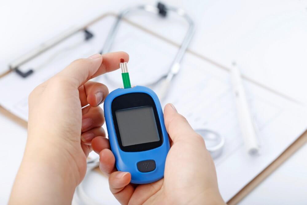 cinta-kinesiologica-mano-que-sostiene-medidor-glucosa-sangre-que-mide-azucar-sangre-fondo-es-estetoscopio-archivo-carta