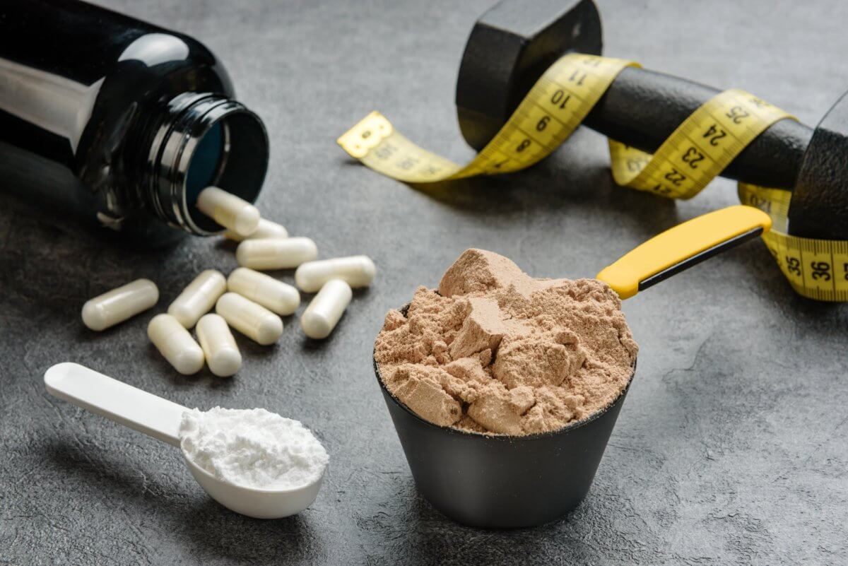 creatina-para-que-sirve-scoops-proteina-creatina-closeup-concepto-nutricion-deportiva-suplementos creatina-para-que-sirve-scoops-proteina-creatina-closeup-concepto-nutricion-deportiva-suplementos