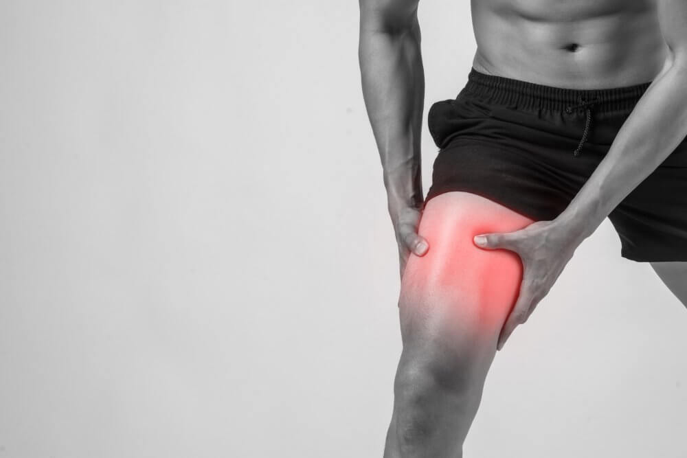 que-es-la-taurina-hombre-joven-deporte-piernas-atleticas-fuertes-que-sostienen-rodilla-sus-manos-dolor-despues-sufrir-lesion-ligamento-aislada-blanco