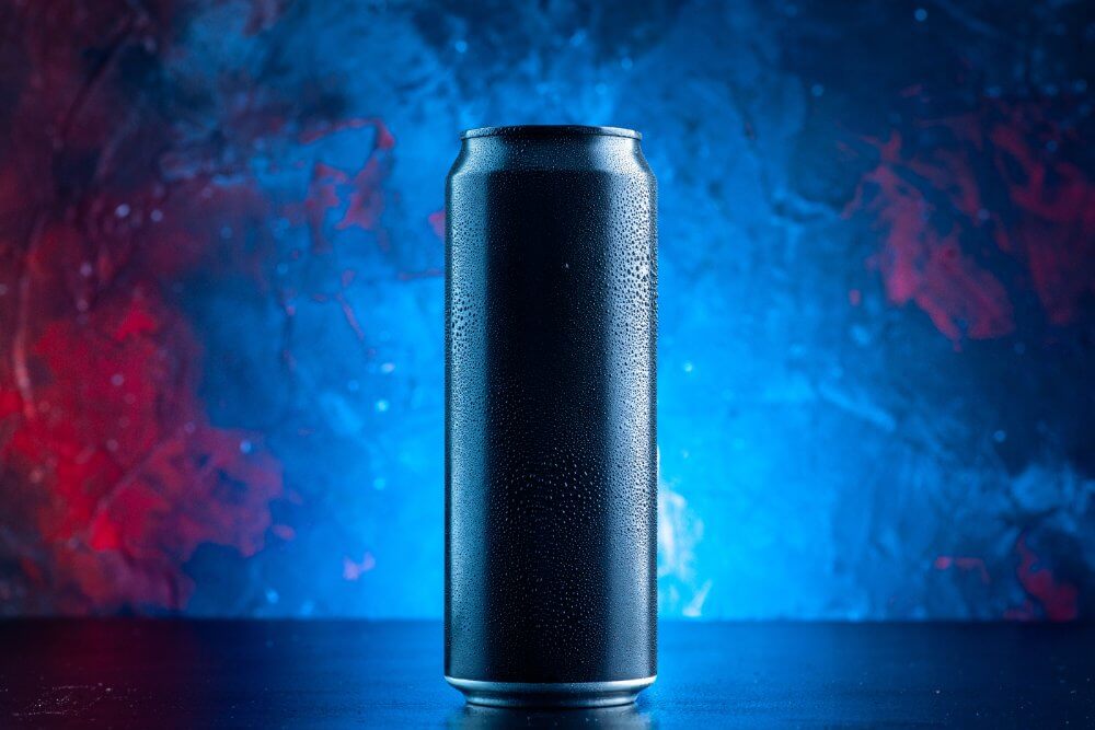 que-es-la-taurina-vista-frontal-bebida-energetica-lata-oscuridad-alcohol-bebida-azul que-es-la-taurina-vista-frontal-bebida-energetica-lata-oscuridad-alcohol-bebida-azul