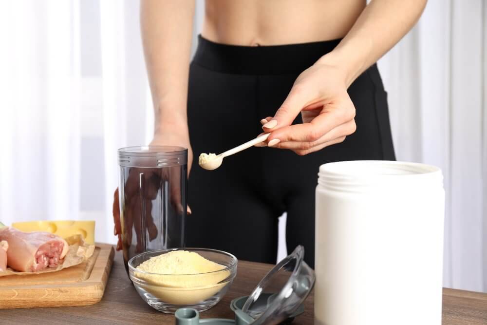 como-tomar-proteina-concepto-nutricion-deportiva-o-comida-fitness