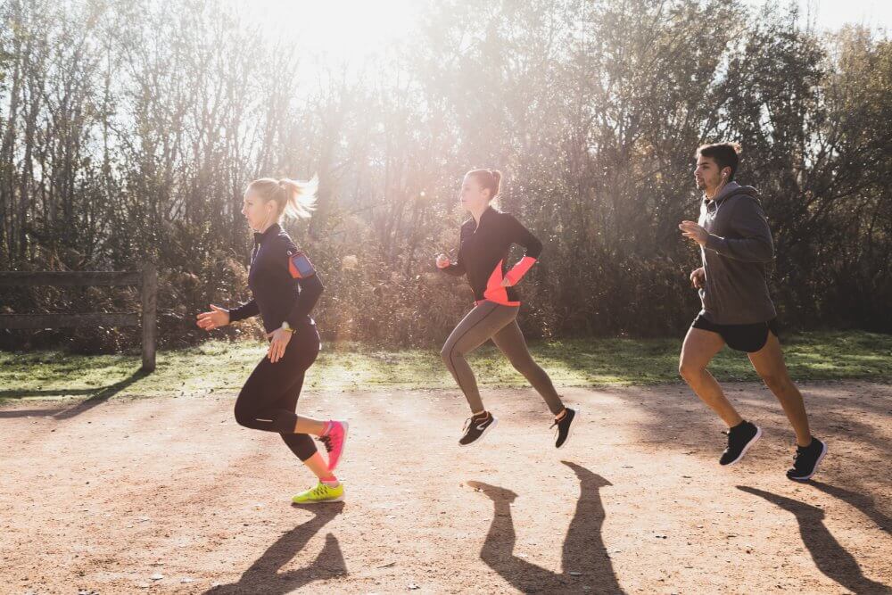 como-respirar-al-correrdeportistas-corriendo-fila