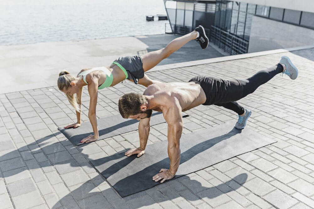 como-respirar-al-correrfit-fitness-mujer-hombre-haciendo-ejercicios-fitness-al-aire-libre-ciudad