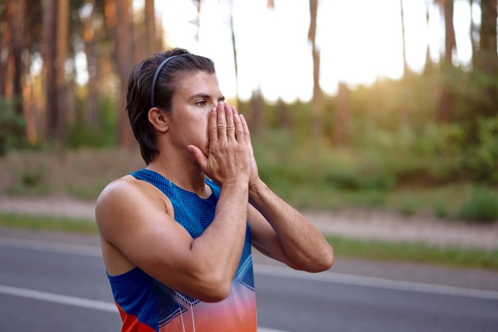 como-respirar-al-correrhombre-deportista-al-aire-libre