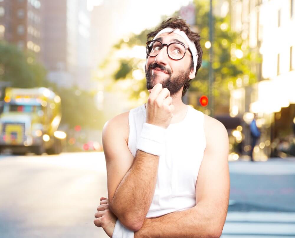como-respirar-al-correrjoven-hombre-deportes-locos-expresion-feliz