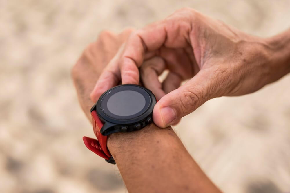 MEJORES MARCAS DE RELOJES DEPORTIVOS GPS-reloj-explotacion-mano-primer-plano